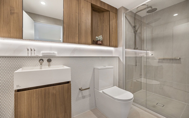 High-rise Balcony Unit With City Views, Gym, Pool – Bathroom – Melbourne