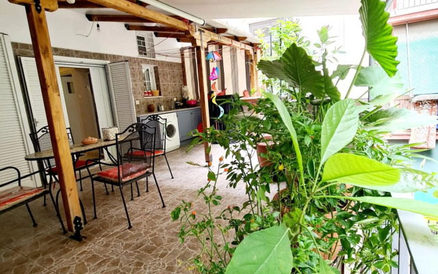 Large terrace apartment near city centre