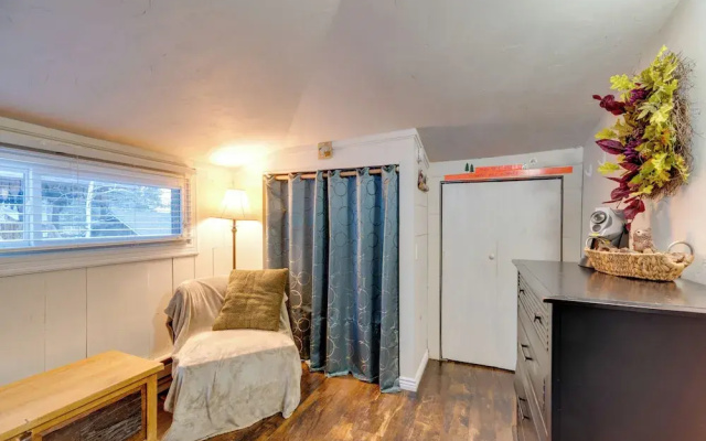 Rustic Log Cabin w/ Studio ~ 5 Mi to Pikes Peak!