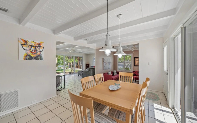 Tropical Siesta 2 Bedroom Home by RedAwning