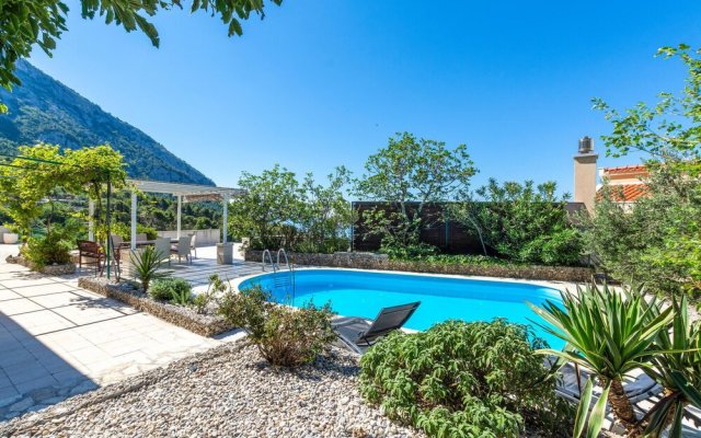 Beautiful Home in Makarska With Wifi and 4 Bedrooms