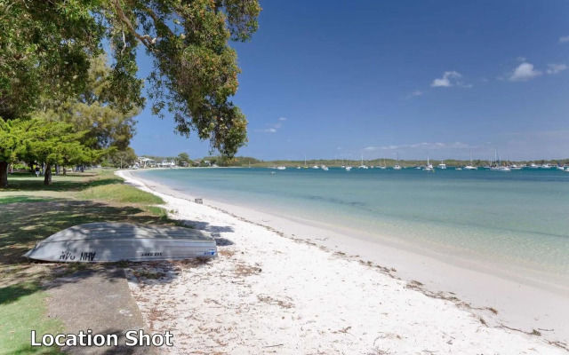 Sandy Beach House - Corlette Waterfront