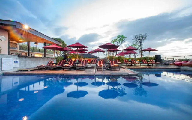 Отель Sevn Legian