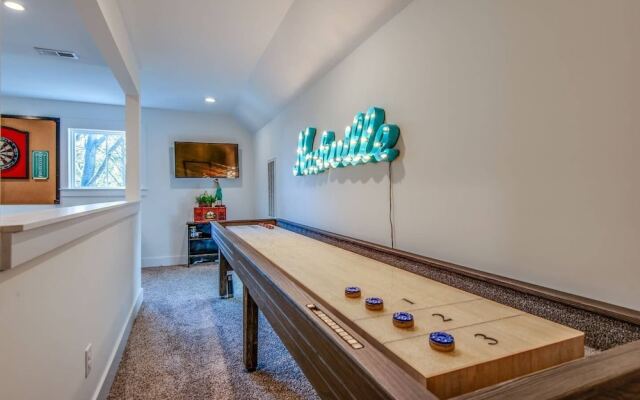 Nashville Bungalow w/ HOT TUB 10 min From Downtown!