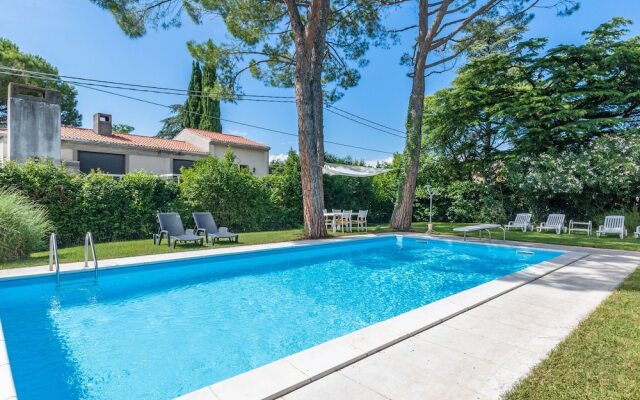 Comfortable Apartment With Library And Swimming Pool