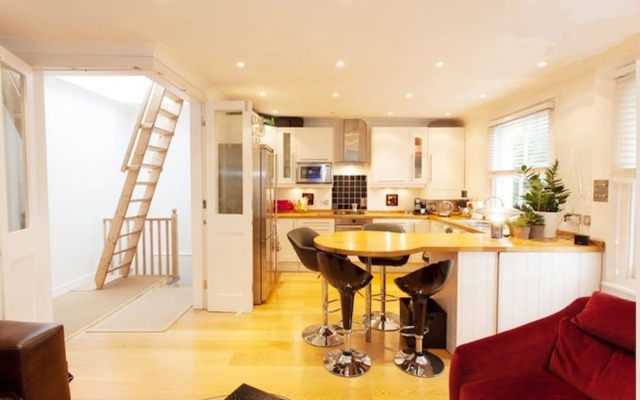 Private Apartment Earl's Court