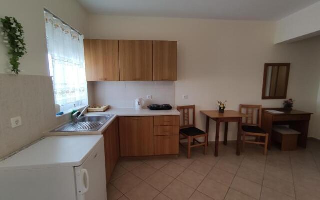 Nikos 2 Studios & Apartments