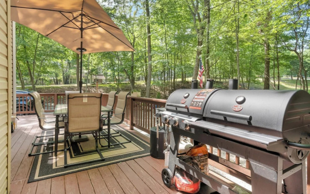 Grill & Games: Family Home in East Stroudsburg!