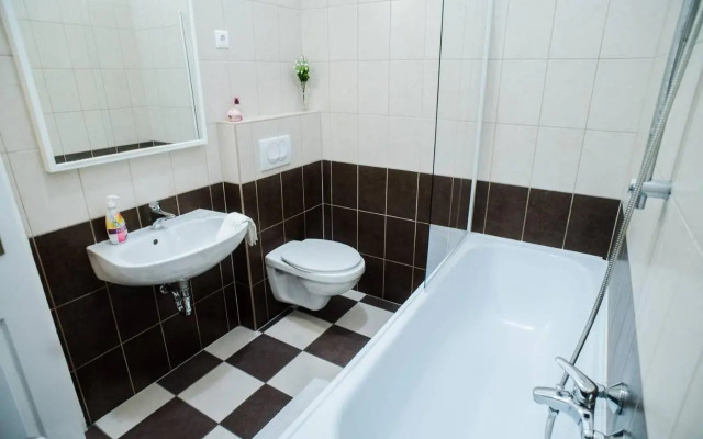 Very central spacious AC apartment
