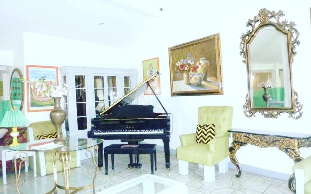 Hotel Ivania's