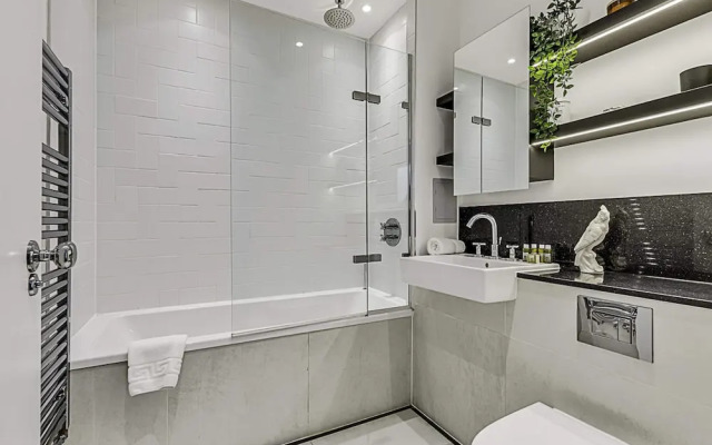 Vibrant 2-bed Flat: Acton's Best Stay!