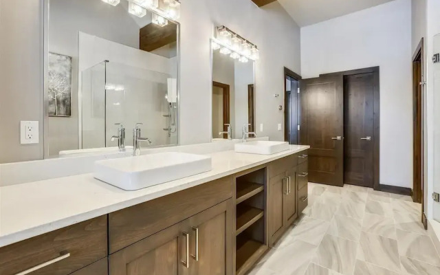 Five Peaks Townhouse with Garage and Hot Tub by RedAwning