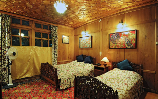 Wangnoo Houseboats