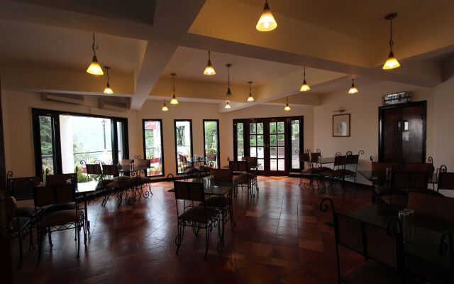8fold-Pinecrest By LaRiSa, Bhimtal