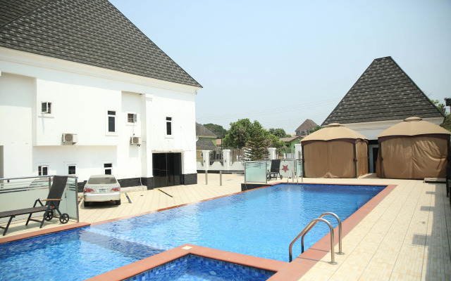 PoshLux Executive Hotel