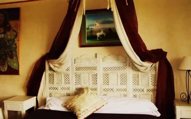 La Maison aux Volets Bleus