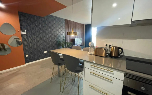Brand new apartment with gym&rooftop pool.