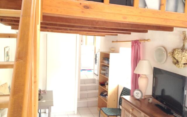 Studio in Saint-jean-d'angély, With Private Pool, Enclosed Garden and