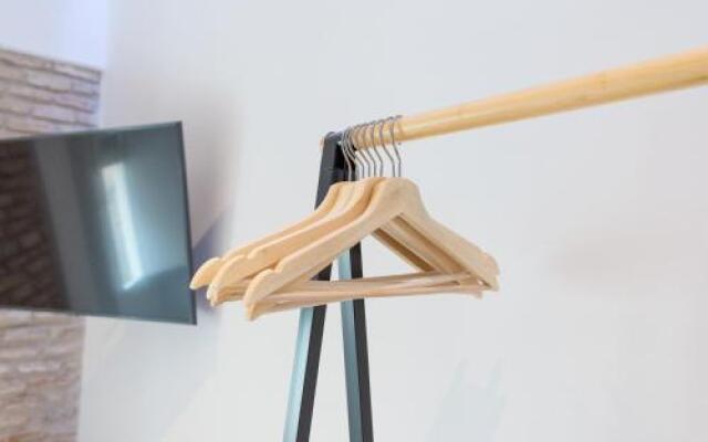 Te1A-El Teatro Brick Wall Suite Prime Location