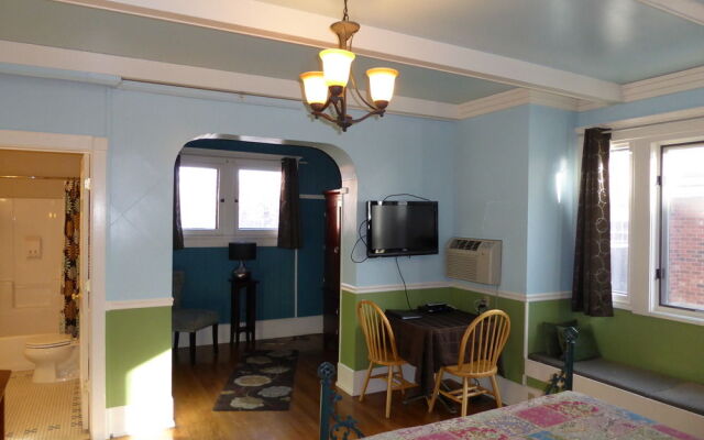 Goldsmith's Riverfront Inn