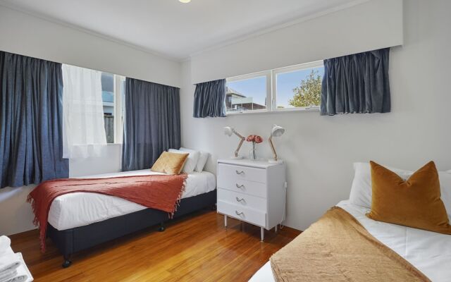 Dazzling Mairangi Bay Retreat Sea Views