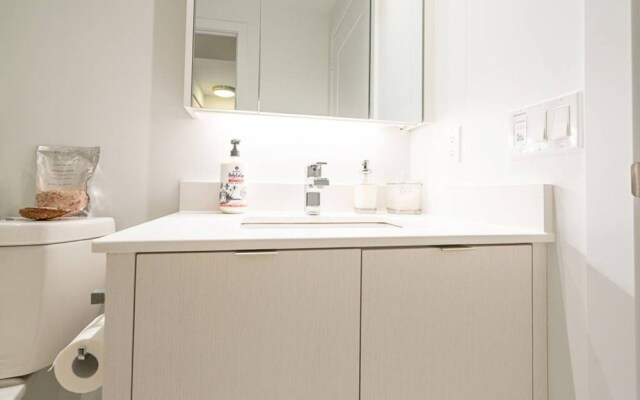 Modern 1 Bedroom Condo With CN Tower Views