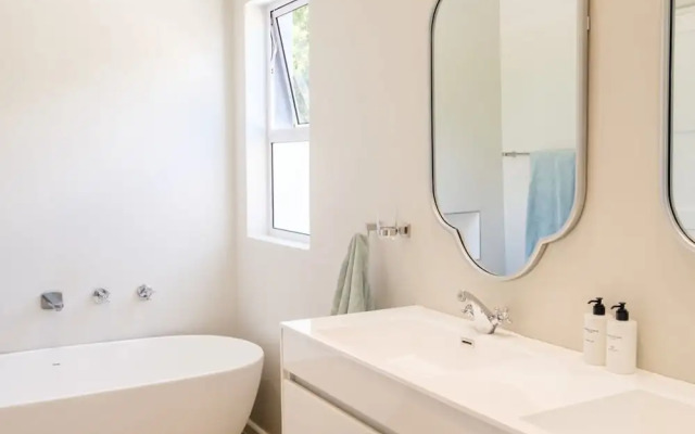 Elegant Apartment w Ocean Views Quenera Apartment