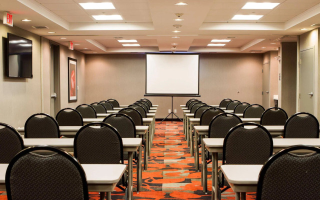 Hampton Inn & Suites DuPont