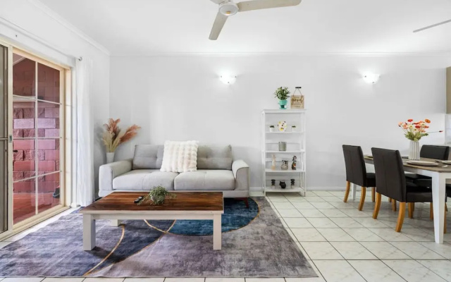 Bright Cozy Apartment Central - Modern — 2-star hotel in Bagot