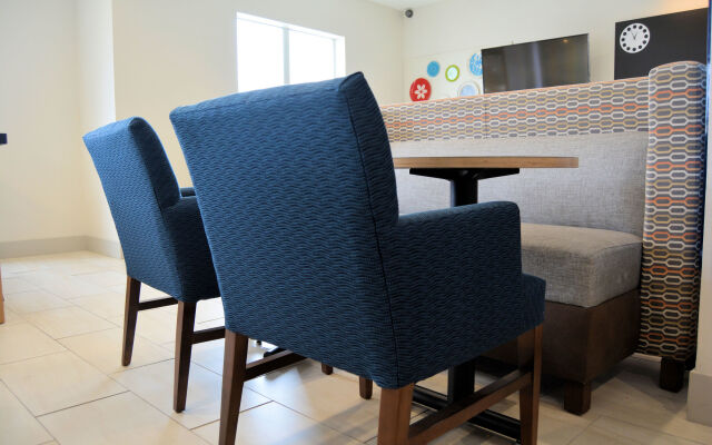 Holiday Inn Express And Suites by IHG