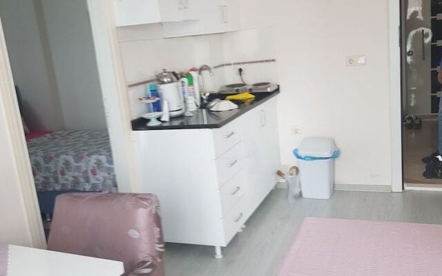 Zoviya Hill White Apart