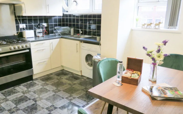 Tudors eSuites Five Ways Terrace Parking