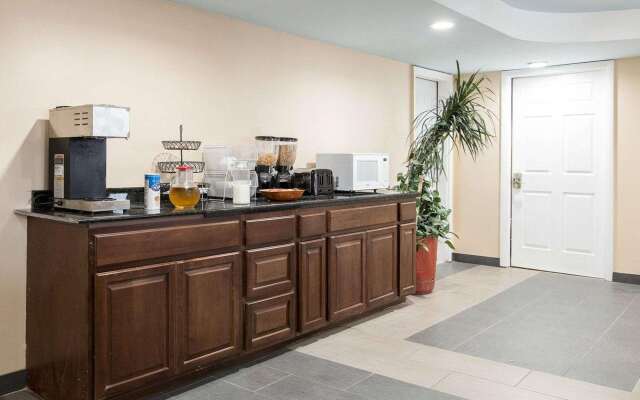 Rodeway Inn Syracuse Carrier Circle