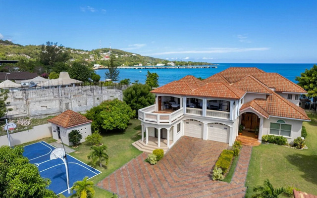 Oceanfront 'majestic Beach House' w/ Gym + Pool!