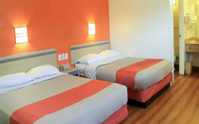 Motel 6 Enfield, CT - Hartford
