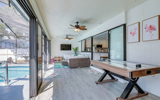 Apollo Beach Oasis: Lanai + Heated Pool!