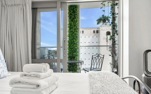 2Br Apt With Balcony & Parking In Prime Spo