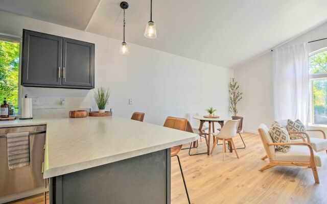 Close to Parks & Brews: Sunny Grants Pass Apt!