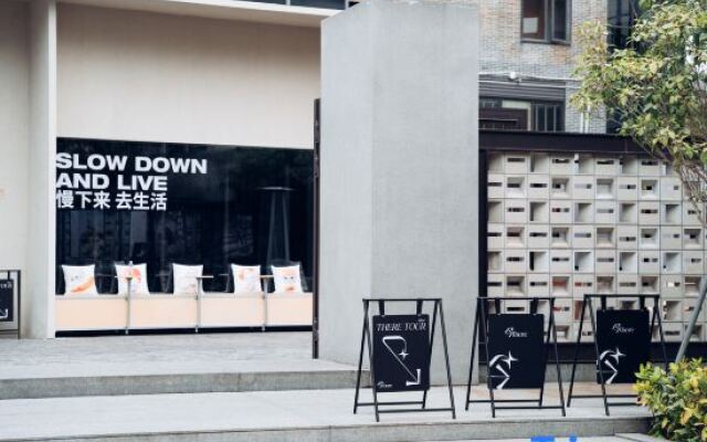 Live there (Shenzhen Longgang University Sports Center)