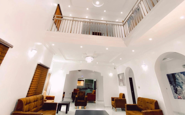 Royal Court Lounge & Boutique Hotel