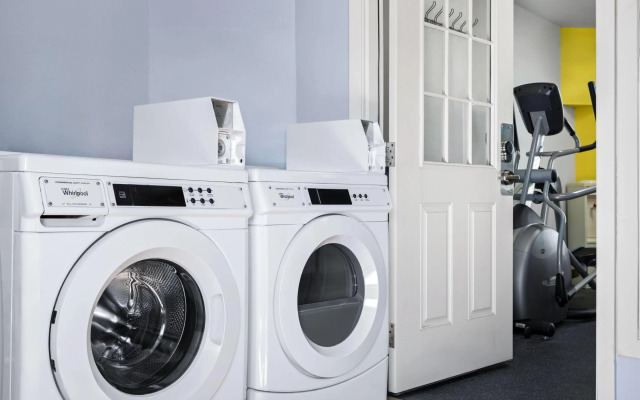 Days Inn by Wyndham Jamestown