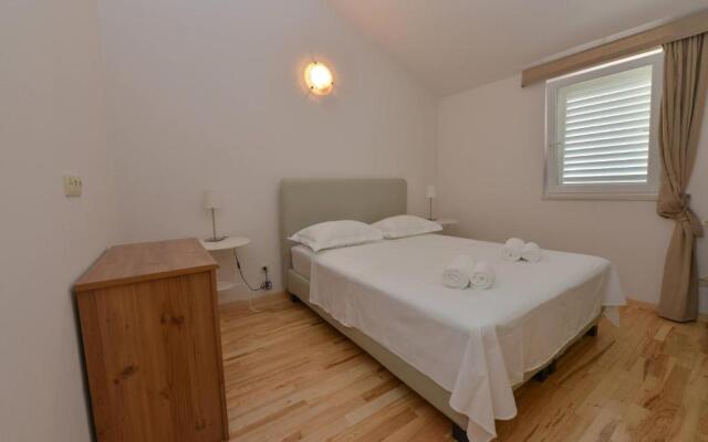 NEW 2022 FAMILY HOUSE Maslina