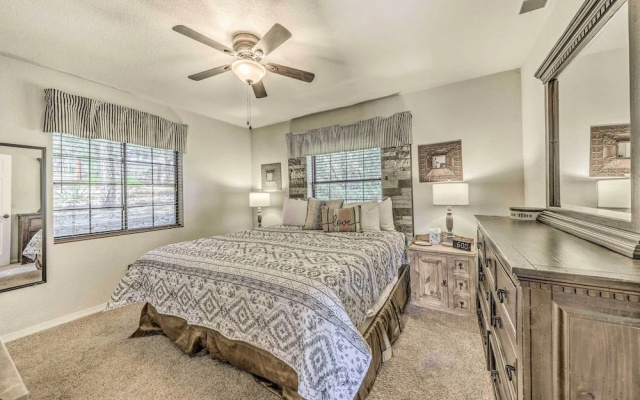 Cozy & Modern Ruidoso Cabin w/ Stellar Views!