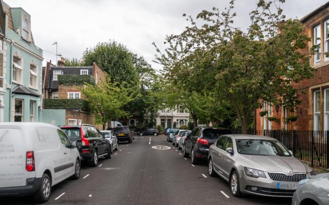 Traditional Fulham Home Close to the River Thames by Underthedoormat