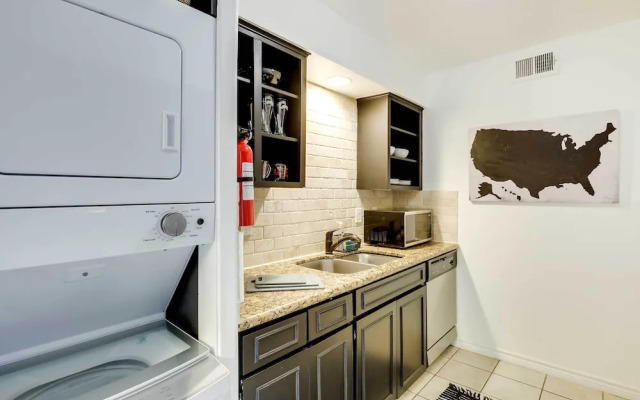 Contemporary Dallas Condo w/ Pool Access!