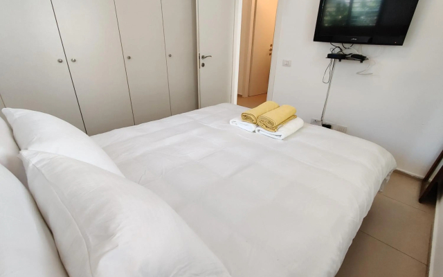 2BDR Holiday Home by Mezizim Beach and TLV Port!