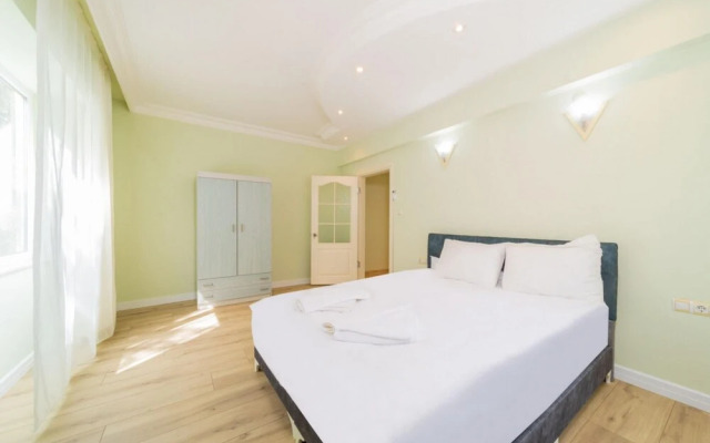 Flat With Sea View and Balcony in Alanya