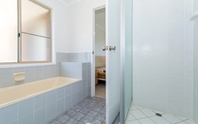 Lowset home on the canal - Dolphin Dr, Bongaree