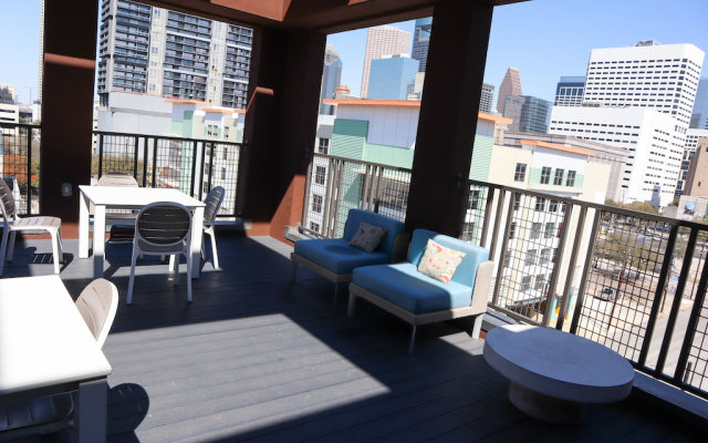 Downtown Location- Parking, Gym, Pool! Modern, Deep Cleaned Apt!
