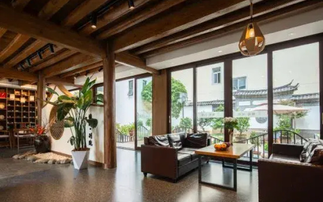 Lijiang Yage Bieyuan Homestay (Gucheng Bailong Cultural Square)